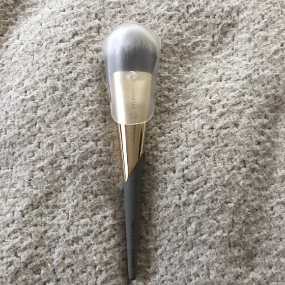 Brush - Picture 1 of 2